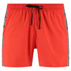 Szorty sportowe EA7 Emporio Armani 902000 0P734 3374. Czerwone spodenki sportowe męskie EA7 Emporio Armani, m, bez wzorów, z poliesteru, sportowe. W wyprzedaży za 359,00 zł.