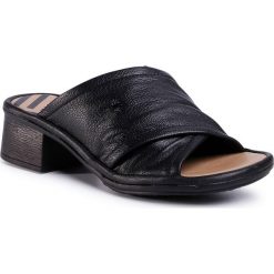 Klapki FLY LONDON - Evonfly P501139000 Black. Czarne klapki damskie Fly London, bez wzorów, ze skóry, bez obcasa, na obcasie. W wyprzedaży za 309,00 zł.