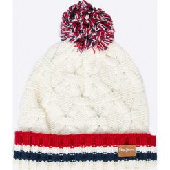 Pepe Jeans - Czapka. Białe czapki damskie Pepe Jeans, na zimę, bez wzorów, z wełny. W wyprzedaży za 99,90 zł.