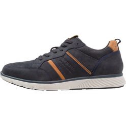 Bugatti OAK Sneakersy niskie dark blue. Niebieskie trampki męskie Bugatti, bez zapięcia. Za 379,00 zł.