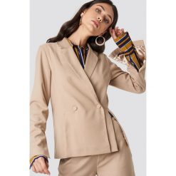 NA-KD Classic Dwurzędowa marynarka z rozcięciem - Beige. Brązowe marynarki damskie NA-KD Classic, bez wzorów. W wyprzedaży za 101,47 zł.