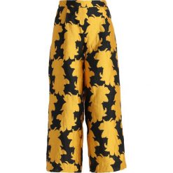 NORR MARITTA PANTS Spodnie materiałowe yellow. Czarne spodnie damskie marki NORR, xl, bez wzorów, z poliesteru. Za 459,00 zł.