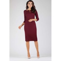 Bordowa Elegancka Dopasowana Sukienka ze Spinką przy Dekolcie. Czerwone sukienki balowe Molly.pl, do pracy, l, midi, dopasowane. W wyprzedaży za 129,18 zł.