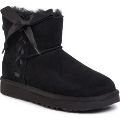 Buty UGG - W Classic Lace Mini 1103756 Blk. Czarne kozaki damskie Ugg, na zimę, z wełny, bez zapięcia. W wyprzedaży za 519,00 zł.