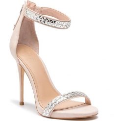 Sandały GUESS - Thadde FL6THD ESU03 BLUSH. Różowe klapki damskie marki Guess, z aplikacjami, ze skóry ekologicznej, bez obcasa, na obcasie. Za 739,00 zł.