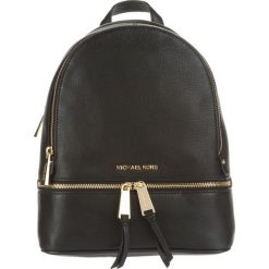 Michael Kors Rhea Medium Plecak Czarny. Czarne plecaki damskie Michael Kors, w paski, ze skóry. Za 1437,95 zł.