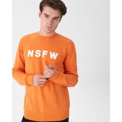 Bluza z nadrukiem - Pomarańczowy. Pomarańczowe bluzy męskie House, s, z nadrukiem, bez kołnierzyka, bez rękawów, bez kaptura. W wyprzedaży za 49,99 zł.