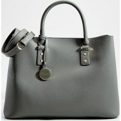 Torebka city bag z brelokiem - Szary. Szare torebki klasyczne damskie Mohito, bez wzorów, z breloczkiem. Za 139,99 zł.