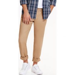 Spodnie męskie w stylu chino. Brązowe spodnie męskie na jesień, s, z bawełny, sportowe. W wyprzedaży za 39,99 zł.