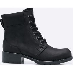 Clarks - Botki. Czarne buty zimowe damskie Clarks, z materiału, z okrągłym noskiem, na obcasie, na sznurówki. W wyprzedaży za 279,90 zł.