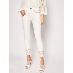 Jeansy Slim Fit Desigual India 20SWDD03. Białe jeansy damskie Desigual, bez wzorów, z elastanu. W wyprzedaży za 309,00 zł.