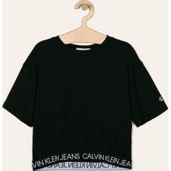 Calvin Klein Jeans - T-shirt dziecięcy 128-176 cm. Czarne bluzki dziewczęce Calvin Klein Jeans, z aplikacjami, z elastanu, z okrągłym kołnierzem, z krótkim rękawem, krótkie, bez kaptura. Za 179,90 zł.