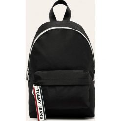 Tommy Jeans - Plecak. Czarne plecaki damskie Tommy Jeans, bez wzorów, z poliesteru. W wyprzedaży za 299,90 zł.