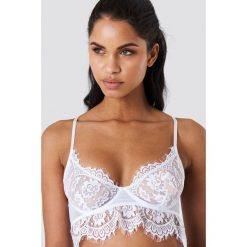 NA-KD Lingerie Koronkowy biustonosz z fiszbinami - White. Białe biustonosze bardotka NA-KD Lingerie, z haftami, z koronki. Za 72,95 zł.