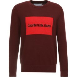 Calvin Klein Jeans INSTITUTIONAL BOX SWEATER Sweter bordeaux. Czerwone bez kategorii Calvin Klein Jeans, m, z bawełny. Za 419,00 zł.