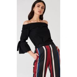 NA-KD Sukienka z odkrytymi ramionami - Black. Czarne sukienki damskie NA-KD, bez wzorów, bez kołnierzyka, bez rękawów, z odkrytymi ramionami. Za 121,95 zł.