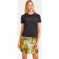 T-SHIRT Versace Jeans Couture. Czarne t-shirty damskie Versace Jeans Couture, xl, bez wzorów, z jeansu, z okrągłym kołnierzem. Za 268,95 zł.