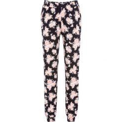 Spodnie shirtowe bonprix czarny w kwiaty. Czarne spodnie damskie bonprix. Za 74,99 zł.