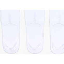 Skarpety stopki 3 pack - Biały. Białe skarpetki damskie Cropp, bez wzorów. Za 29,99 zł.