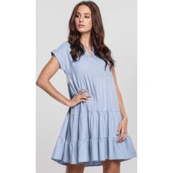 Niebieska Sukienka Shown. Niebieskie sukienki damskie other, na co dzień, s, bez wzorów, bez kołnierzyka, bez rękawów, mini, rozkloszowane. Za 79,99 zł.