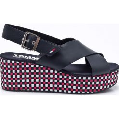 Tommy Jeans - Sandały. Niebieskie koturny damskie Tommy Jeans, bez obcasa, na obcasie, na klamry. W wyprzedaży za 279,90 zł.