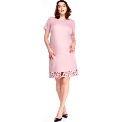 Pudełkowa sukienka z wycinanym wzorem różowy. Różowe sukienki damskie N/A, plus size, bez wzorów, z poliesteru, bez kołnierzyka, plus size, bez rękawów. Za 201,31 zł.