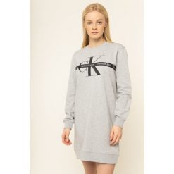 Sukienka dzianinowa Calvin Klein Jeans Monogram Logo J20J213066. Czarne sukienki damskie Calvin Klein Jeans, s, bez wzorów, z bawełny, bez kołnierzyka, bez rękawów. W wyprzedaży za 329,00 zł.