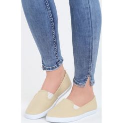 Beżowe Slip On Chill and Jump. Brązowe trampki i tenisówki damskie Born2be, w paski, z paskami. Za 39,99 zł.