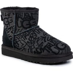 Buty UGG - W Classic Mini Sparkle Graffiti 1107034 Blk. Czarne kozaki damskie Ugg, na zimę, z wełny, na niskim obcasie, bez zapięcia. Za 729,00 zł.