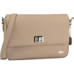 Torebka LACOSTE - Flap Crossover Bag NF2770DC Cornstalk C87. Brązowe listonoszki damskie Lacoste, bez wzorów, ze skóry ekologicznej, bez dodatków. Za 649,00 zł.