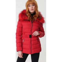 Czerwona Kurtka Janae. Czerwone kurtki damskie Born2be, na zimę, s, w paski, długie. Za 299,99 zł.