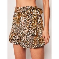 Szorty materiałowe Guess E92D00 WO055. Pomarańczowe szorty damskie Guess, s, z aplikacjami, z tkaniny. W wyprzedaży za 179,00 zł.