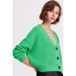 Krótki sweter - Zielony. Zielone swetry damskie Reserved, s, bez wzorów, z krótkim rękawem, krótkie, bez kaptura. W wyprzedaży za 39,99 zł.
