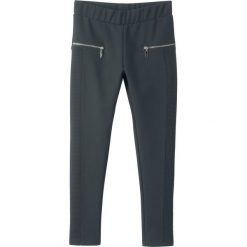 Legginsy z kieszeniami z zamkami bonprix czarny. Czarne spodnie dziewczęce bonprix, bez wzorów, z elastanu. Za 59,99 zł.