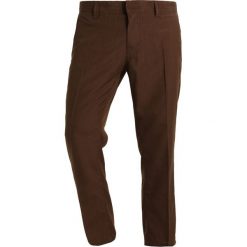 Spodnie męskie: Volcom GARRICK PANT Spodnie materiałowe dark chocolate