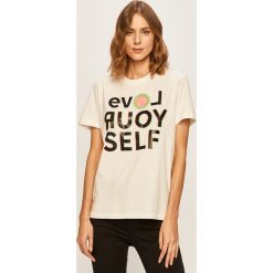 Desigual - T-shirt. Białe bluzki damskie Desigual, s, z nadrukiem, z bawełny, z okrągłym kołnierzem. Za 199,90 zł.