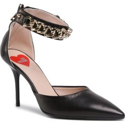 Szpilki LOVE MOSCHINO - JA10209G1AIA0000 Nero. Czarne półbuty damskie Love Moschino, z aplikacjami, ze skóry, eleganckie, bez obcasa, na obcasie, bez zapięcia. Za 1149,00 zł.