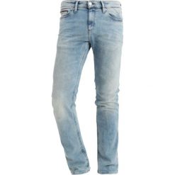 Tommy Jeans SLIM SCANTON DYALLBST Jeansy Slim Fit dynamic alison light blue stretch. Niebieskie jeansy męskie marki Tommy Jeans. W wyprzedaży za 411,75 zł.