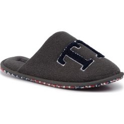 Kapcie TOMMY HILFIGER - Th Logo Homeslipper FM0FM02616 Dark Ash PTY. Szare klapki męskie TOMMY HILFIGER, z tworzywa sztucznego, bez zapięcia. W wyprzedaży za 169,00 zł.