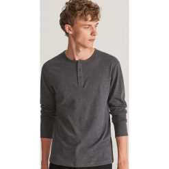 Koszulka z długim rękawem - Szary. Szare koszulki męskie Reserved, xl, bez wzorów, bez kołnierzyka, z długim rękawem, długie. Za 39,99 zł.