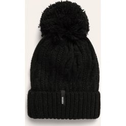 Answear - Czapka. Czarne czapki damskie ANSWEAR, na zimę, bez wzorów, z bawełny. W wyprzedaży za 39,90 zł.