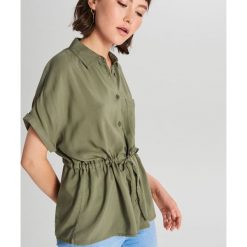 Koszula z ściągaczem - Khaki. Brązowe koszule damskie Cropp, s. W wyprzedaży za 19,99 zł.
