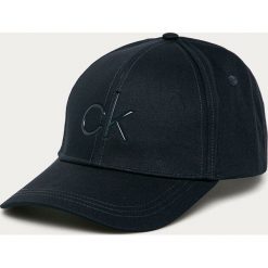Calvin Klein - Czapka. Czarne czapki męskie Calvin Klein, z aplikacjami, z bawełny. Za 159,90 zł.