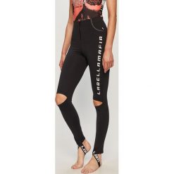 LaBellaMafia - Legginsy. Czarne spodnie damskie LABELLAMAFIA, s, z nadrukiem, z elastanu. Za 279,90 zł.