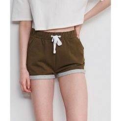 Szorty dresowe - Khaki. Brązowe szorty damskie Reserved, s, bez wzorów, z dresówki. W wyprzedaży za 23,99 zł.