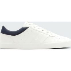 Białe tenisówki z numerami. Białe buty sportowe męskie marki Pull&Bear, bez wzorów, sportowe, bez zapięcia. Za 139,00 zł.