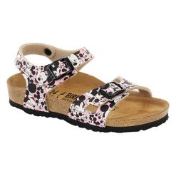 Sandały w kolorze jasnoróżowo-biało-czarnym ze wzorem. Różowe sandały dziewczęce Birkenstock, z materiału, z otwartym noskiem, ze sprzączką. W wyprzedaży za 179,95 zł.
