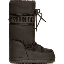 Śniegowce MOON BOOT CLASSIC PLUS. Czarne śniegowce damskie Moon Boot, na zimę, z nylonu, bez zapięcia. W wyprzedaży za 464,00 zł.
