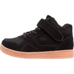 KangaROOS SKYLINE Tenisówki i Trampki wysokie black. Czarne trampki dziewczęce marki KangaROOS, ze skóry. W wyprzedaży za 146,30 zł.