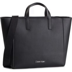 Torebka CALVIN KLEIN - Strap Shopper K60K605041 001. Czarne torby damskie na zakupy marki Calvin Klein, bez wzorów, ze skóry ekologicznej, klasyczne, bez dodatków. Za 749,00 zł.